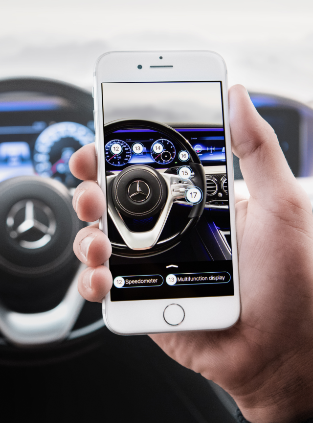 Smartphone mit geöffneter Ask.Mercedes-Anwendung